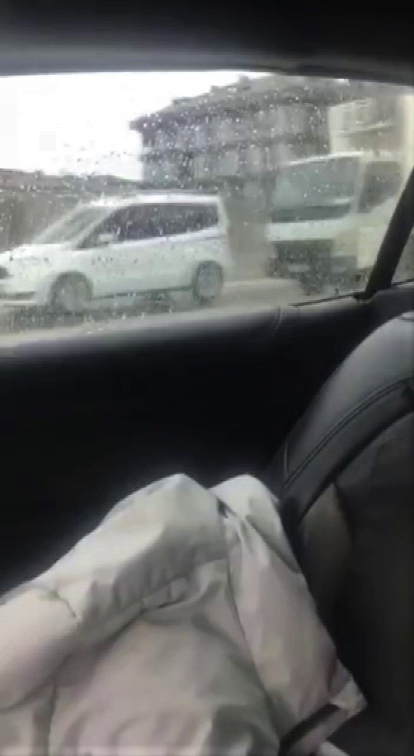 Ticari otomobil ile kamyonetin tehlikeli kapışması