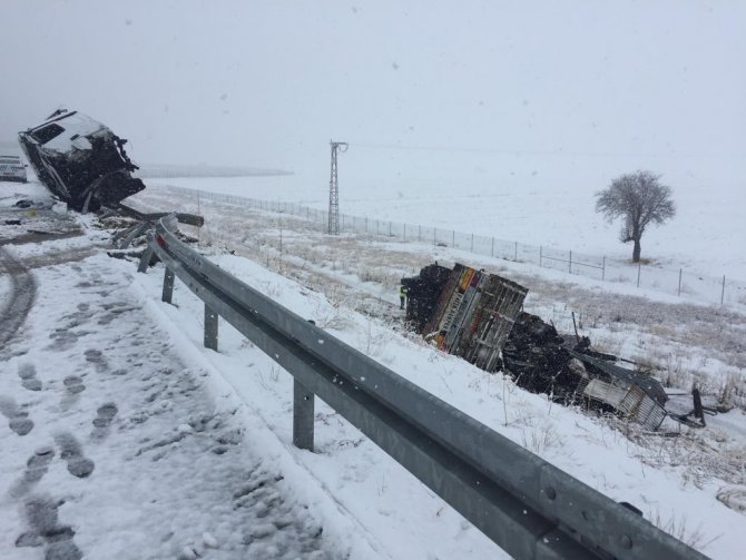 Tır devrildi, sürücüsü hayatını kaybetti