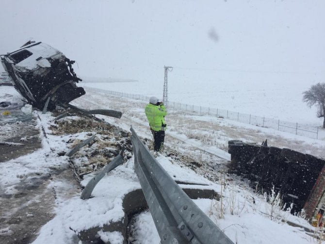 Tır devrildi, sürücüsü hayatını kaybetti