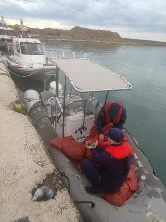1 ton kaçak kum midyesi taşıyan tekne radara takıldı