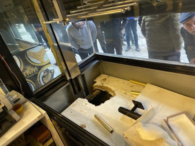 Akıl almaz hırsızlık: Dere yatağından girip kasayı çaldılar