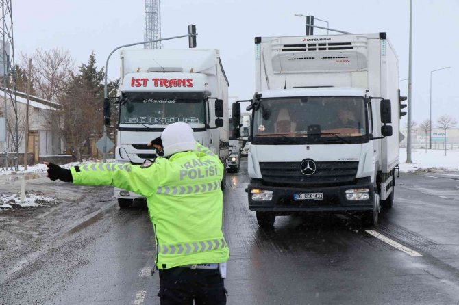 Aksaray’da 3 karayolu tipi sebebiyle trafiğe kapandı