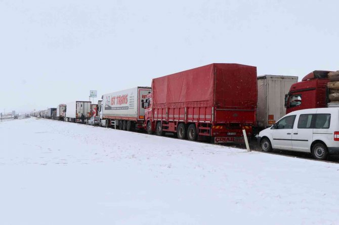Aksaray’da 3 karayolu tipi sebebiyle trafiğe kapandı