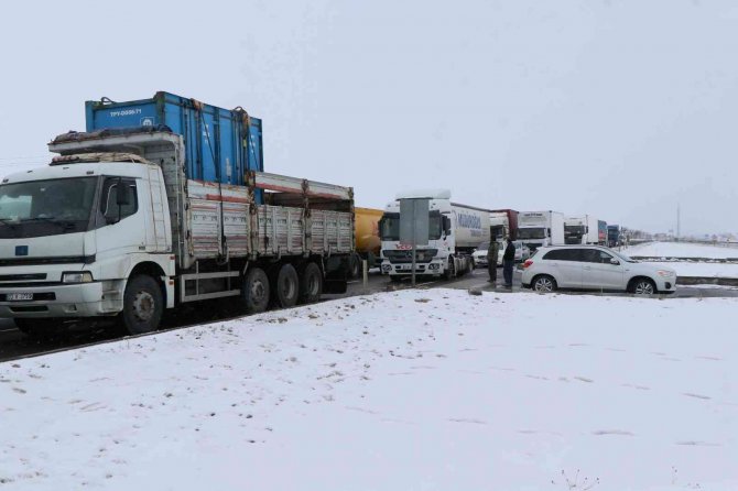 Aksaray’da 3 karayolu tipi sebebiyle trafiğe kapandı