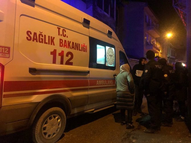 Alevlerden kurtulmaya çalışan genç kız üçüncü kattan atladı