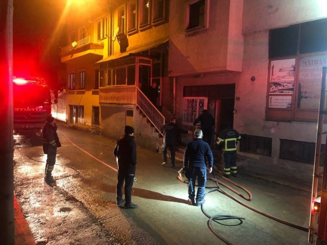 Alevlerden kurtulmaya çalışan genç kız üçüncü kattan atladı