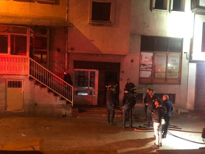 Alevlerden kurtulmaya çalışan genç kız üçüncü kattan atladı