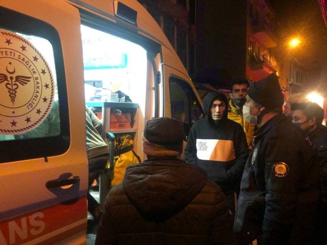 Alevlerden kurtulmaya çalışan genç kız üçüncü kattan atladı