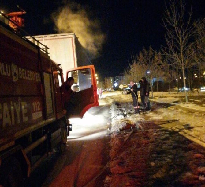Balatalar ısındı, tır seyir halinde alev aldı
