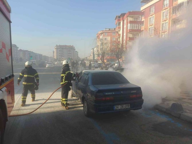 Çocuklarıyla seyir halinde olduğu araç yandı