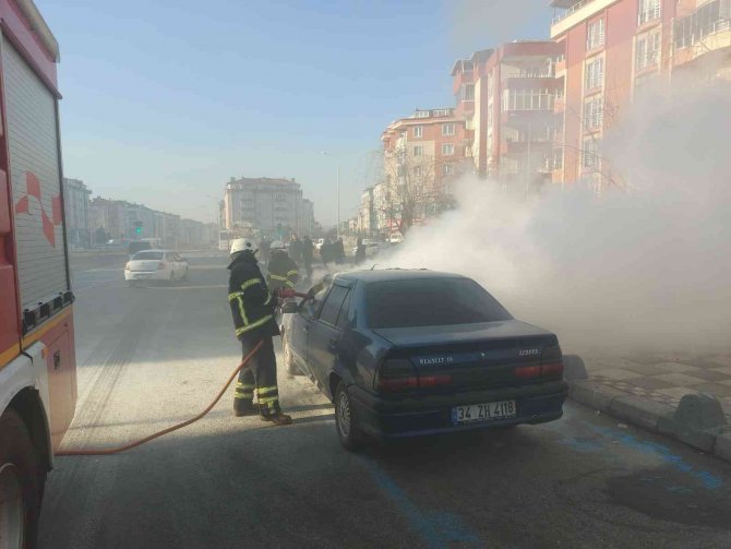 Çocuklarıyla seyir halinde olduğu araç yandı