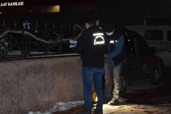 Evinin önünde silahlı saldırıya uğrayan işadamı yaralandı