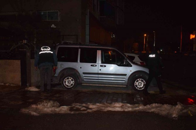 Evinin önünde silahlı saldırıya uğrayan işadamı yaralandı