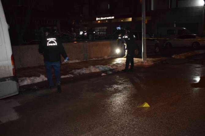 Evinin önünde silahlı saldırıya uğrayan işadamı yaralandı