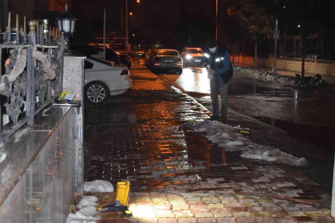 Evinin önünde silahlı saldırıya uğrayan işadamı yaralandı