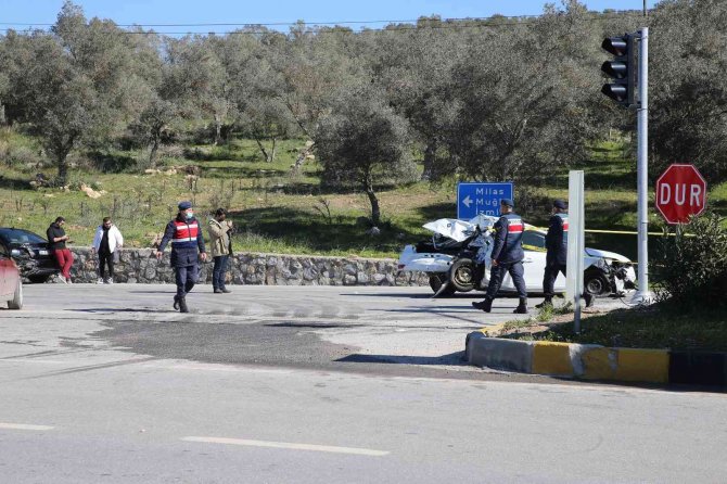 Kırmızı ışıkta duran otomobillere çarptı; 7 kişi yaralandı