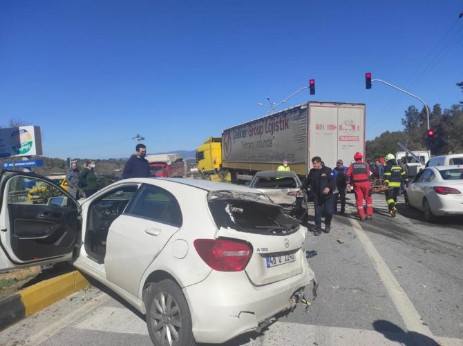 Kırmızı ışıkta duran otomobillere çarptı; 7 kişi yaralandı