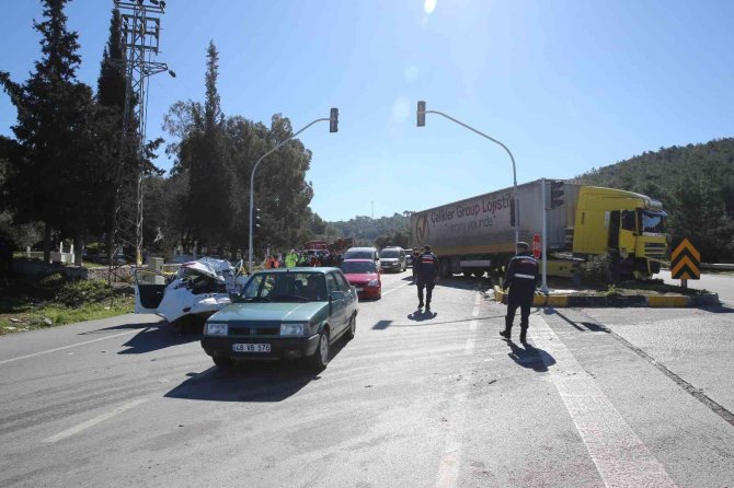 Kırmızı ışıkta duran otomobillere çarptı; 7 kişi yaralandı