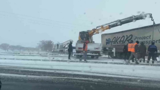 Konya'da buzlanan yolda zincirleme kaza: 4 yaralı