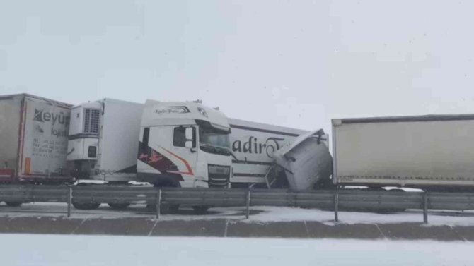 Konya'da buzlanan yolda zincirleme kaza: 4 yaralı