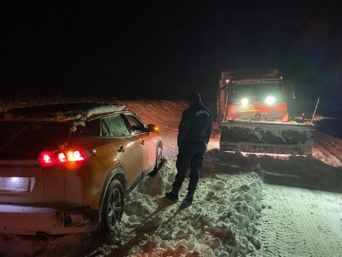 Konya’da yollarda mahsur kalan 265 kişi ve 131 araç kurtarıldı