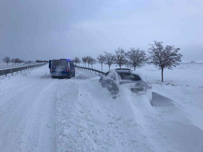 Konya’da yollarda mahsur kalan 265 kişi ve 131 araç kurtarıldı