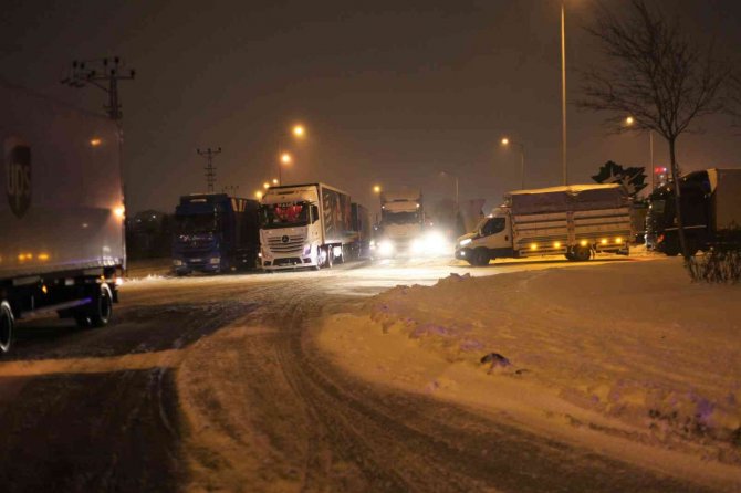 Konya’yı çevre illere bağlayan yollar, tipi nedeniyle ulaşıma kapatıldı
