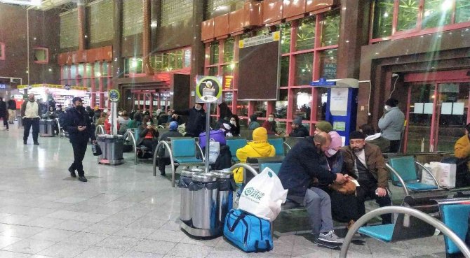 Konya’yı çevre illere bağlayan yollar, tipi nedeniyle ulaşıma kapatıldı