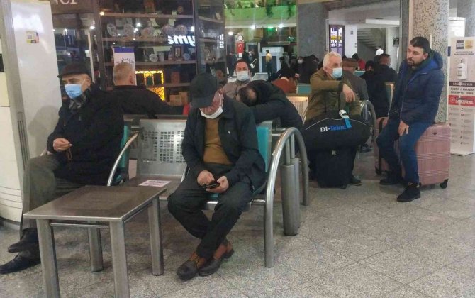 Konya’yı çevre illere bağlayan yollar, tipi nedeniyle ulaşıma kapatıldı