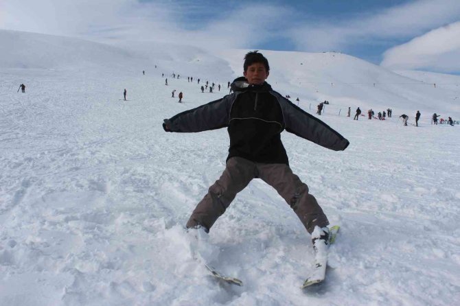 Profesyonel kayakçılara kafa tutan minik kardeşler