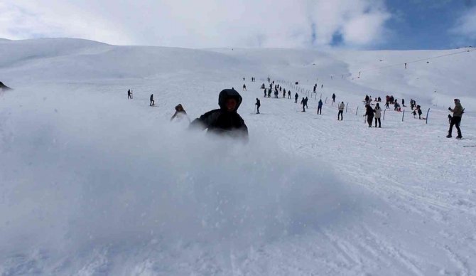 Profesyonel kayakçılara kafa tutan minik kardeşler