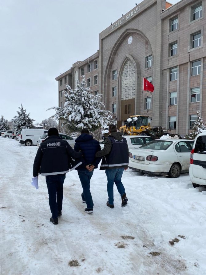 Şüphe üzerine durdurulan araçtan uyuşturucu çıktı