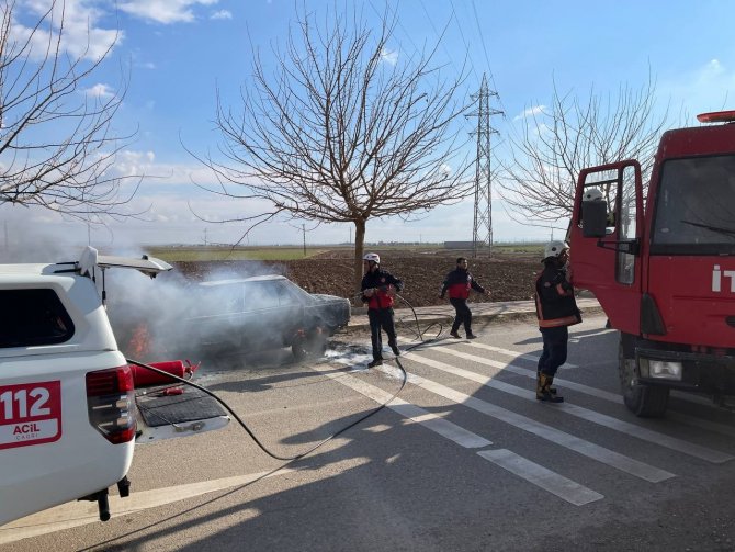 Yanan otomobilden son anda kurtuldular