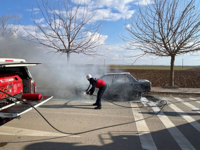 Yanan otomobilden son anda kurtuldular