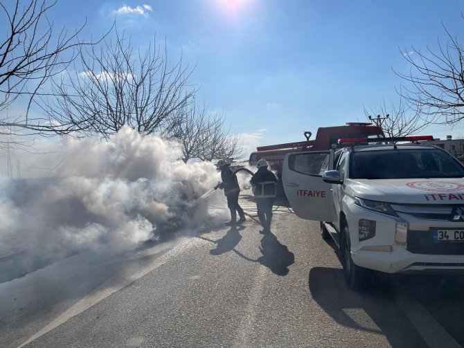 Yanan otomobilden son anda kurtuldular