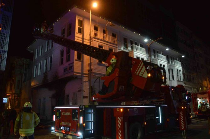 3 katlı mağazada yangın paniği