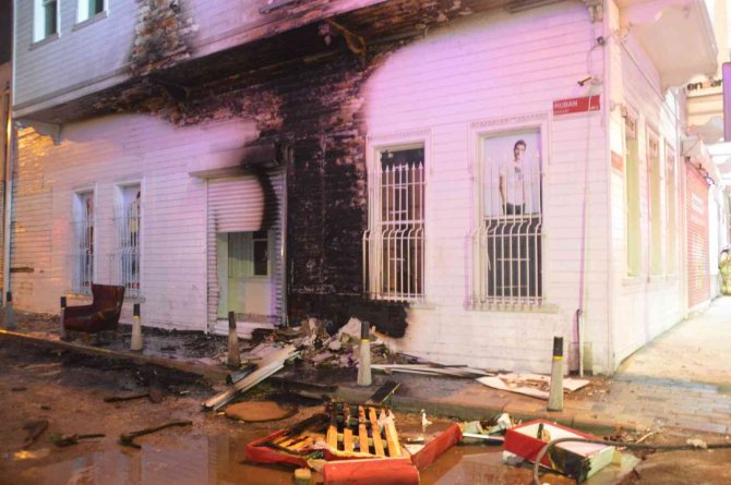 3 katlı mağazada yangın paniği