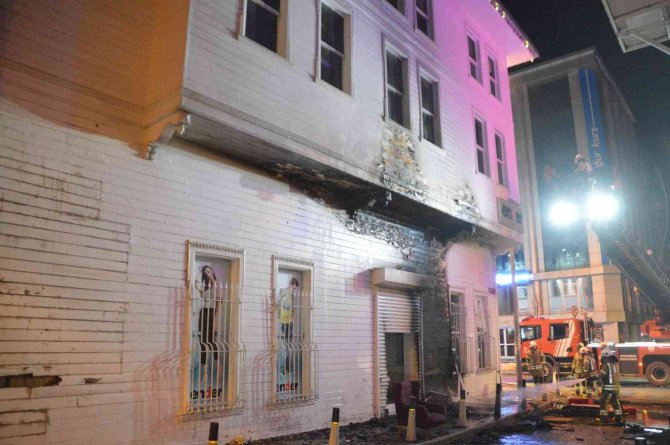 3 katlı mağazada yangın paniği