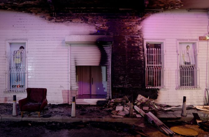 Ahşap kaplı binanın önünde yangın çıktı