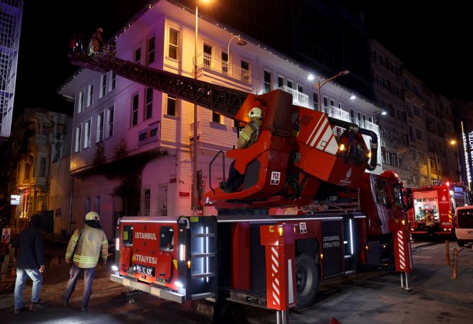 Ahşap kaplı binanın önünde yangın çıktı