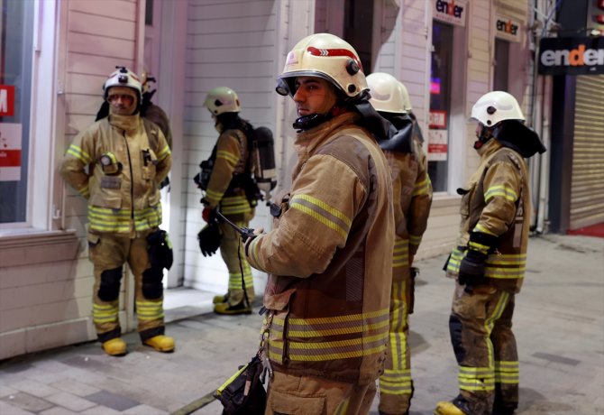 Ahşap kaplı binanın önünde yangın çıktı