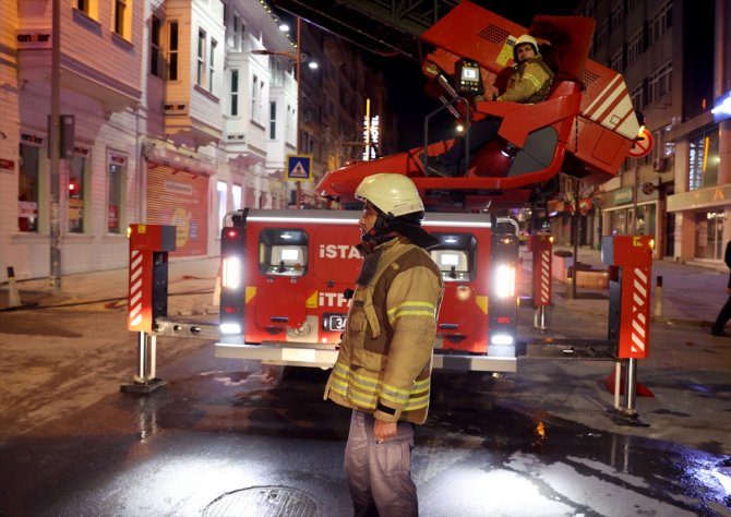 Ahşap kaplı binanın önünde yangın çıktı