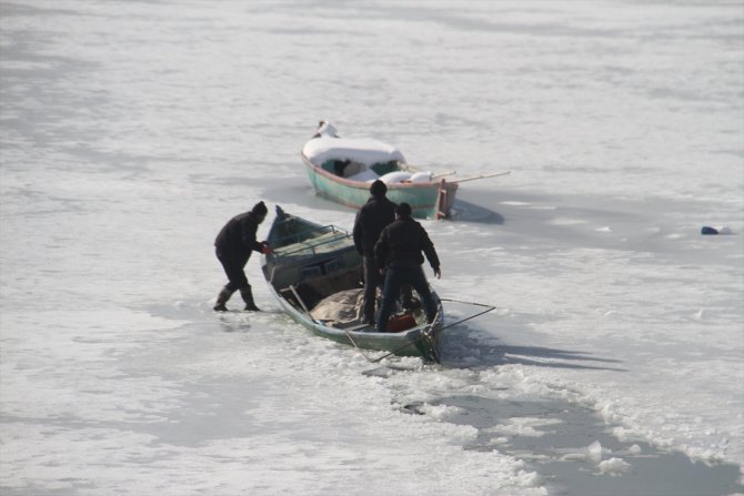 Beyşehir'de göl kıyılarında balıkçıların buz kırma mücadelesi sürüyor