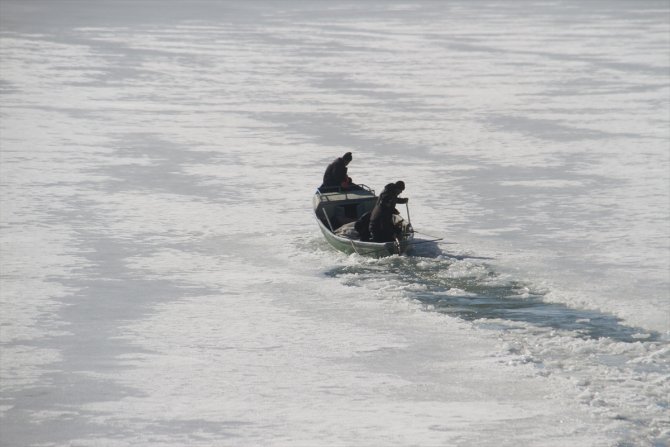 Beyşehir'de göl kıyılarında balıkçıların buz kırma mücadelesi sürüyor
