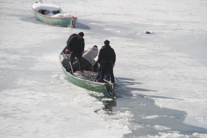 Beyşehir'de göl kıyılarında balıkçıların buz kırma mücadelesi sürüyor