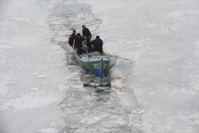 Beyşehir'de göl kıyılarında balıkçıların buz kırma mücadelesi sürüyor