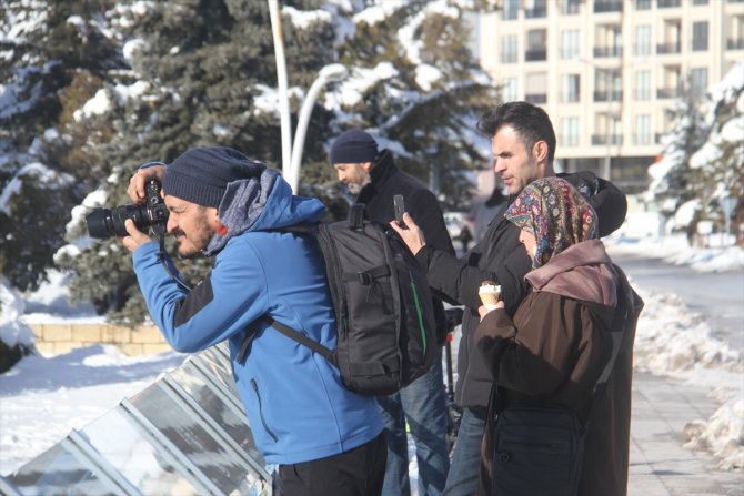 Beyşehir'de göl kıyılarında balıkçıların buz kırma mücadelesi sürüyor