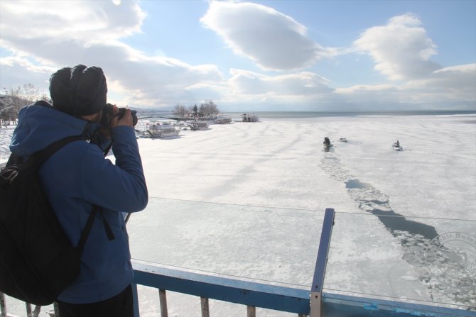 Beyşehir'de göl kıyılarında balıkçıların buz kırma mücadelesi sürüyor