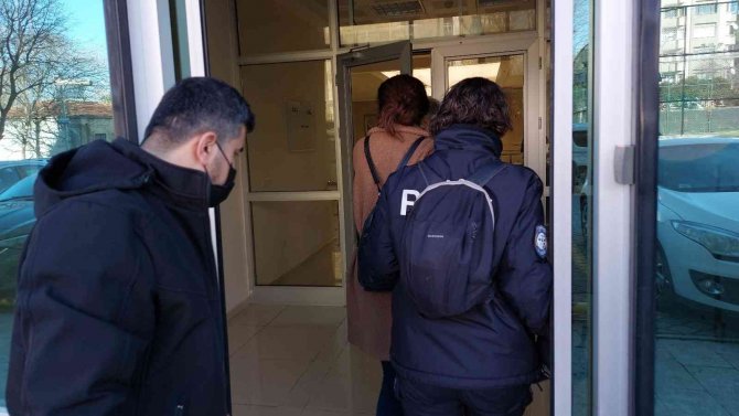 Bavulundan 5 tabanca çıkan genç kadına adli kontrol