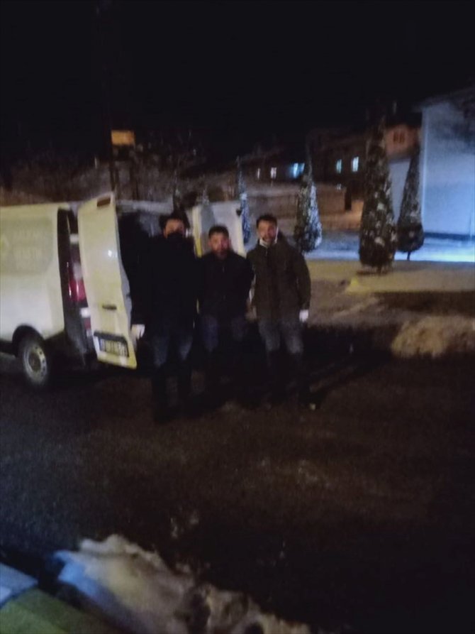 Yolda kalan sürücülere "ballı süt" ikram edildi